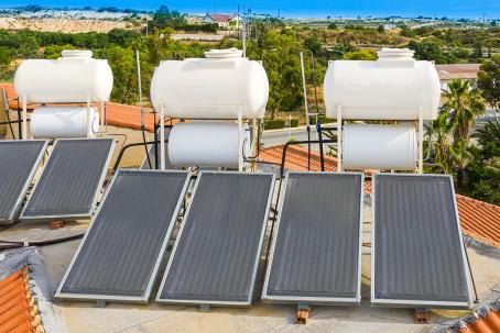 Three sets of flat thermal collectors with accumulation tanks make sure there is enough heat energy for everyone in the house. (Source: © Grispb / stock.adobe.com)