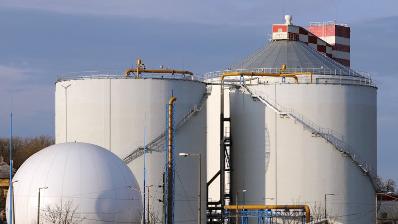 Biogas is produced in biogas plants using the process of fermentation in anaerobic digestion tanks. (Source: © muzsy / stock.adobe.com)