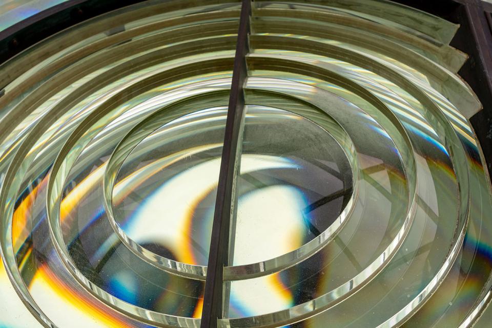 The rows of linear mirrors, concentrating solar radiation into the absorber employ the principle of the Fresnel lens. (Source: © steheap / stock.adobe.com)