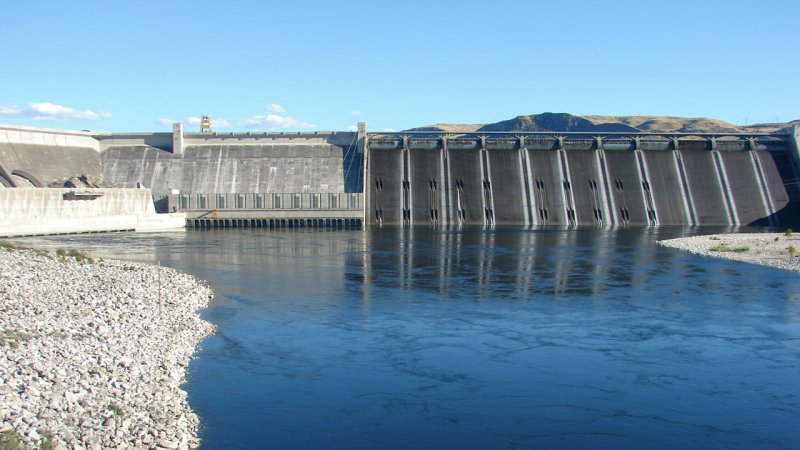 On the left side of this dam we can see the powerhouses of the Grand Coulee hydroelectric power plant, (USA) and on the right side are the spillways, which protect the dam from damage caused by overflowing. (Source: © jdoms / stock.adobe.com)