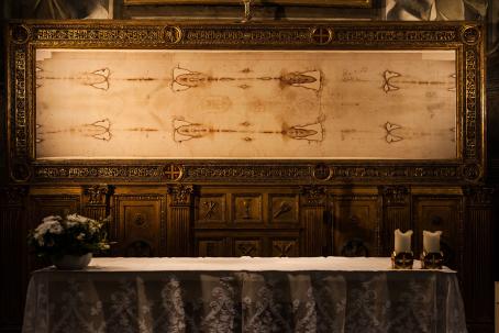Carbon dating was used to determine the authenticity of the famous Shroud of Turin. Based on the content of the carbon ¹⁴C isotope, its age was determined to be about 750 years. (Source: © Paolo Gallo / stock.adobe.com)