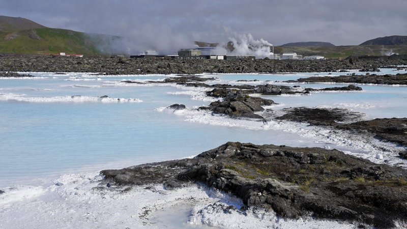 A winter scenery with the Svartsengi geothermal power plant near the Blue Lagoon artificial geothermal lake, Iceland. (Source: © Michele Burgess / stock.adobe.com)