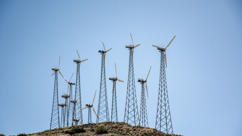 Small wind turbines fitted to lattice framed towers. (Source: © roydahan / stock.adobe.com)