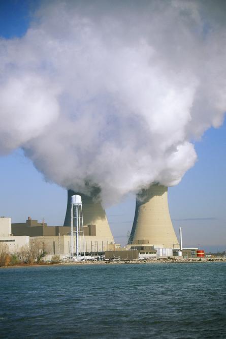 On the coast of Lake Erie In between the American cities of Detroit and Toledo, there is a nuclear power plant named after the Italian scientist Enrico Fermi. There is a single operating boiling water reactor (1,122 MW); an older 94 MW fast reactor is being decommissioned. (Source: © spiritofamerica / stock.adobe.com)