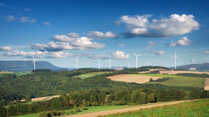 The construction of a wind farm can significantly shape the appearance of landscapes. (Source: © Petair / stock.adobe.com)