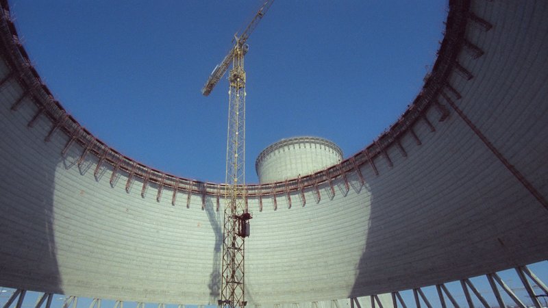Construction of the reinforced concrete shell of the cooling tower is a complex process of continual concreting, up to heights of 100 to 150 meters. (Source: ČEZ, a. s.)