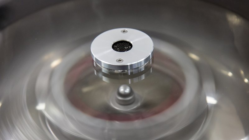 A laboratory centrifuge is used primarily to separate various fractions contained in a sample using centrifugal force. (Source: © milkovasa / stock.adobe.com)