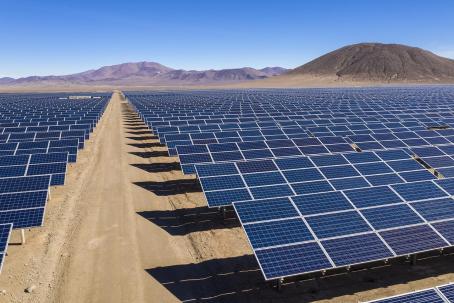 The output solar photovoltaic power plants is strictly dependent the intensity of sunlight. (Source: © abriendomundo / stock.adobe.com)