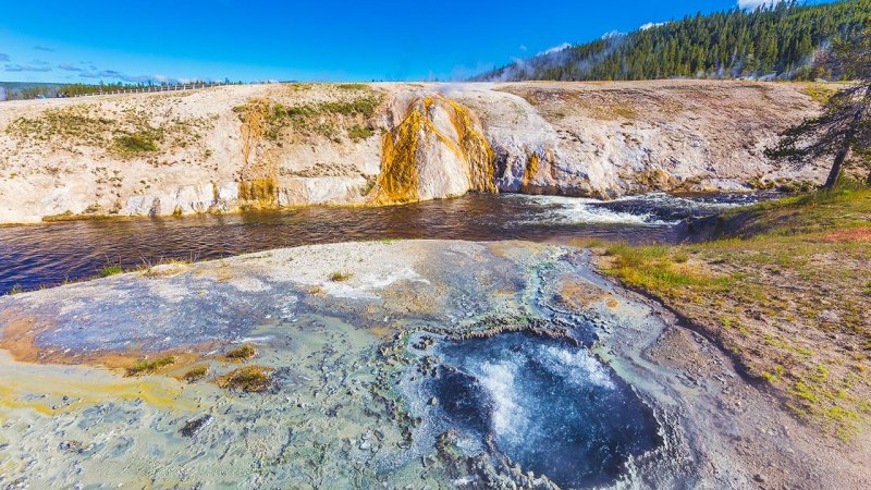 Countless beautiful displays of geothermal activity are found in Yellowstone National Park, USA. (Source: © PapiGau / stock.adobe.com)