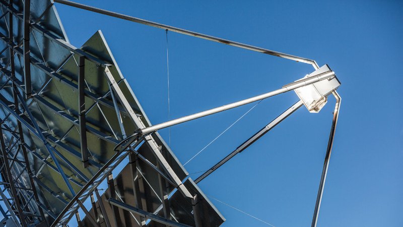 A parabolic dish collector with a Stirling engine in the Tabernas desert in Andalusia, Spain. (Source: © Michael Evans / stock.adobe.com)