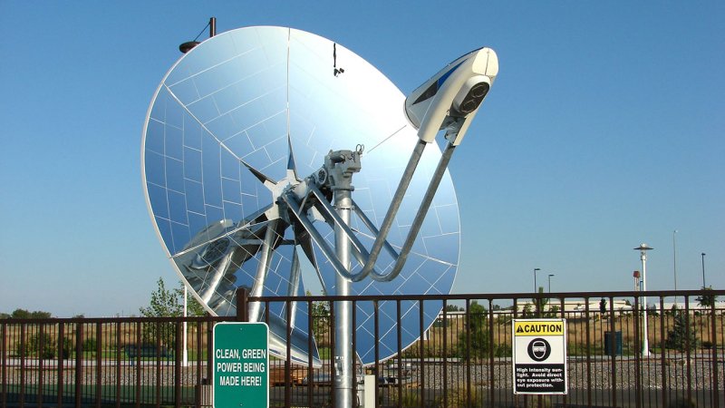 Parabolic dish collectors with Stirling engines are usually cooled by air. (Source: © jdoms / stock.adobe.com)