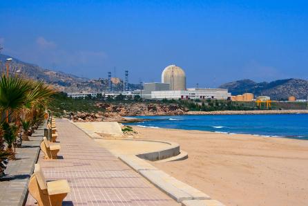View of the Vandellos nuclear power plant from a beach of the Spanish resort L’Almadrava. (Source: © Marlee / stock.adobe.com)