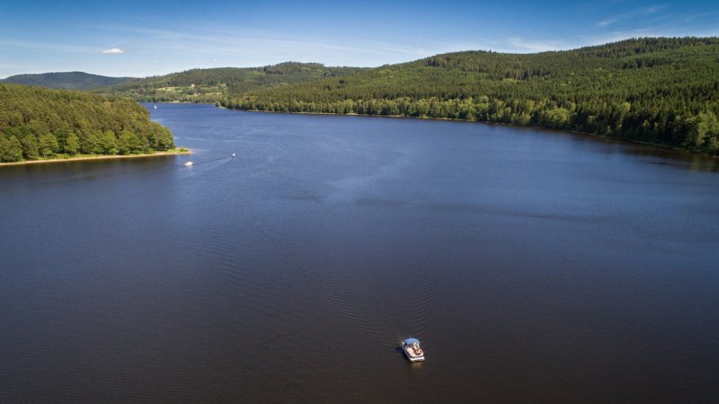 Dam reservoirs can be used for recreation and transportation. (Source: © Marek / stock.adobe.com)