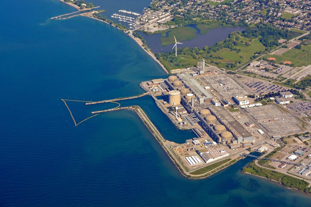 The Pickering nuclear power plant with eight CANDU heavy water reactors is located in a town of the same name, on the coast of Lake Ontario in Canada. (Source: © skyf / stock.adobe.com)