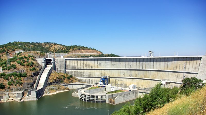 Concrete gravity dams / The concrete three-stage arched dam of the largest artificial lake in Western Europe, Alqueva, Portugal. (Source: © inacio pires / stock.adobe.com)