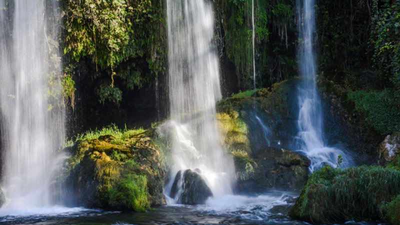 Precipitation waterfalls and flows into valleys. (Source: © stockyme / stock.adobe.com)