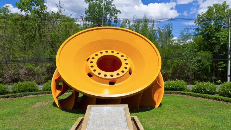 Yellow runner of a vertical Francis turbine from a power plant. (Source: © thuntphoto / stock.adobe.com)