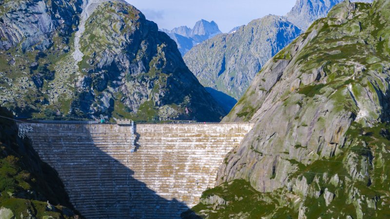 The tallest dam in Europe (285 m) is the concrete gravity dam of the Grande Dixence Lake in the Alps (Switzerland). It accumulates water from melting glaciers. (Source: © Silvia / stock.adobe.com)