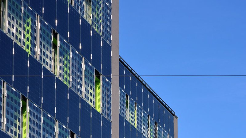 A practical way of using the wall of a building is to install an active photovoltaic system. (Source: © Dmitro / stock.adobe.com)