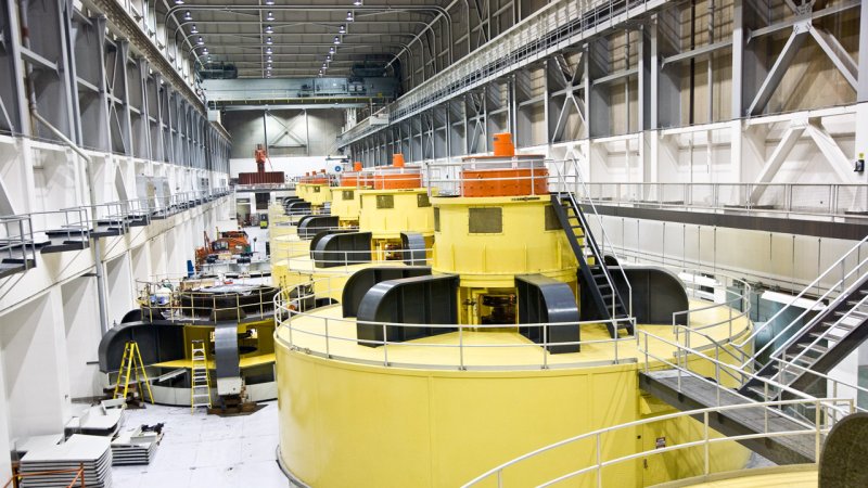 Generator room in the Glen Canyon hydroelectric power plant in Glen Canyon, Arizona (USA). (Source: © travelview / stock.adobe.com)