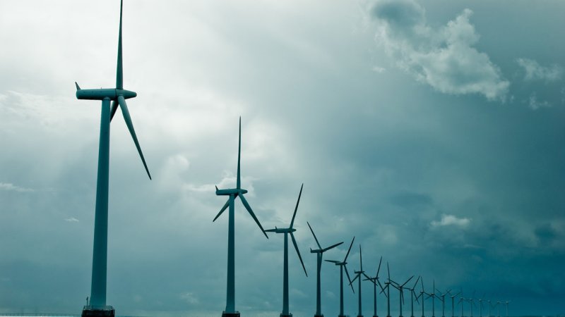 Powerful wind turbines are often erected near the coast, where favorable wind conditions prevail. (Source: © Eugene Suslo / stock.adobe.com)