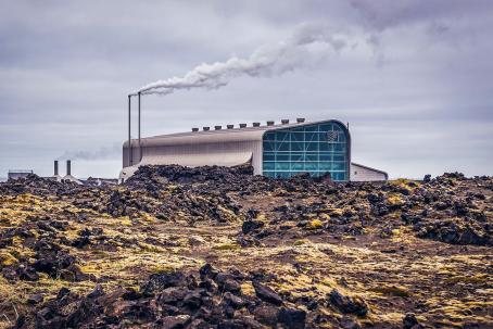 The modern building of a geothermal power plant (Iceland), where the energy of the Earth is converted into electricity. (Source: © Fotokon / stock.adobe.com)