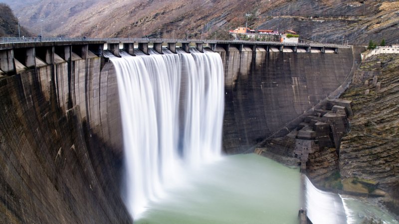 An artificial waterfall formed by water flowing through spillways over the edge of a dam when the water level is high. (Source: © fotola70 / stock.adobe.com)