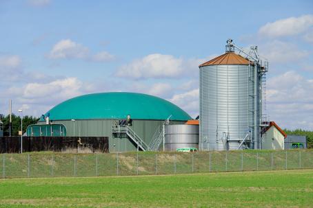 The product of a biogas plant is the biogas — a methane-based gaseous fuel. (Source: © LianeM / stock.adobe.com)