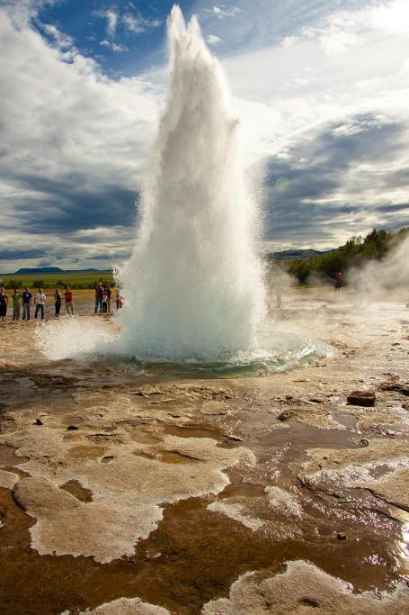 The Strokkur geyser in the Hvítá river region (Iceland) expels boiling water regularly, every 5—10 minutes. (Source: © Doin Oakenhelm / stock.adobe.com)