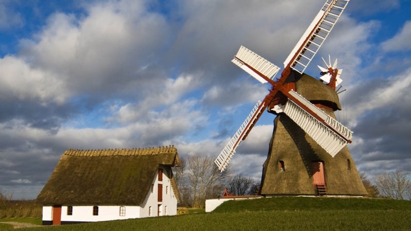 A thatched windmill in Denmark. (Source: © Michael Vorobiev / stock.adobe.com)