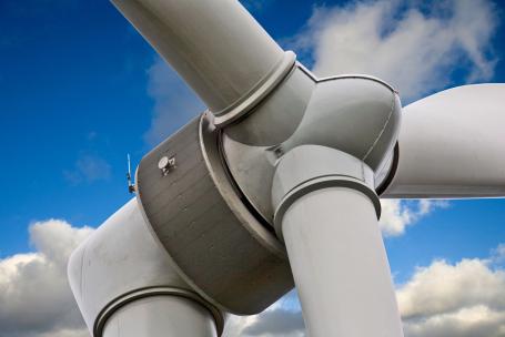 A wind turbine with a low-rpm multipolar generator that is connected directly to the rotor, without a gearbox. (Source: © stable101 / stock.adobe.com)
