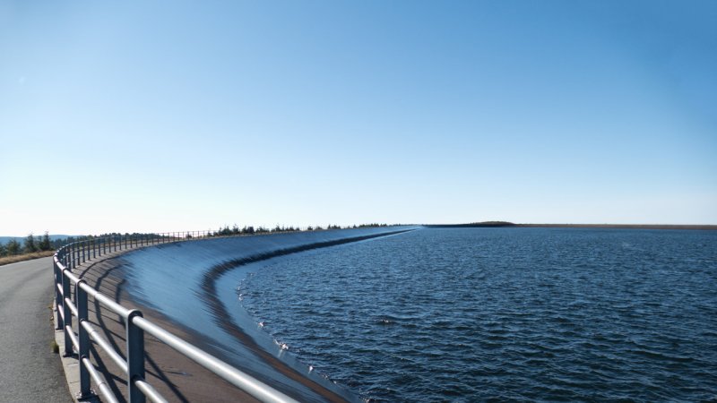 The upper reservoir of the pumped storage hydroelectric power plant. The lake is on the top of a hill, high over the valley reservoir. (Source: © luciezr / stock.adobe.com)