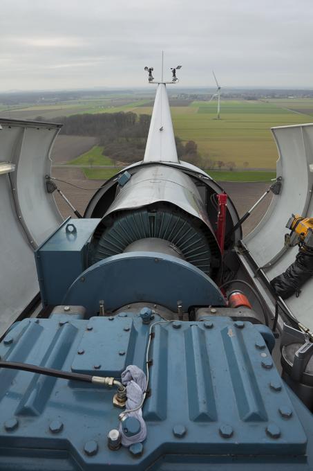 The gearbox of a wind turbine, with the electric generator in the rear of the nacelle. (Source: © Composer / stock.adobe.com)