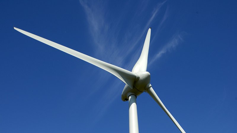 The comparison of a modern wind turbine and a maintenance building gives us an idea of the size of the turbine. (Source: © VDR / stock.adobe.com)