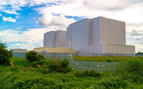 Nuclear power plants are among the most well-known and visible types of facilities undergoing decommissioning. Bradwell Nuclear Power Station, equipped with Magnox reactors, is currently in a partially completed stage of decommissioning. (Source: &copy; Pluto119 / stock.adobe.com)