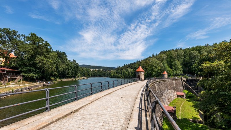 The stone dam of the Harcov reservoir (Czech Republic) with a small hydroelectric power plant utilizing an 11&nbsp;kW cross-flow turbine. (Source: © Jiri Castka / stock.adobe.com)