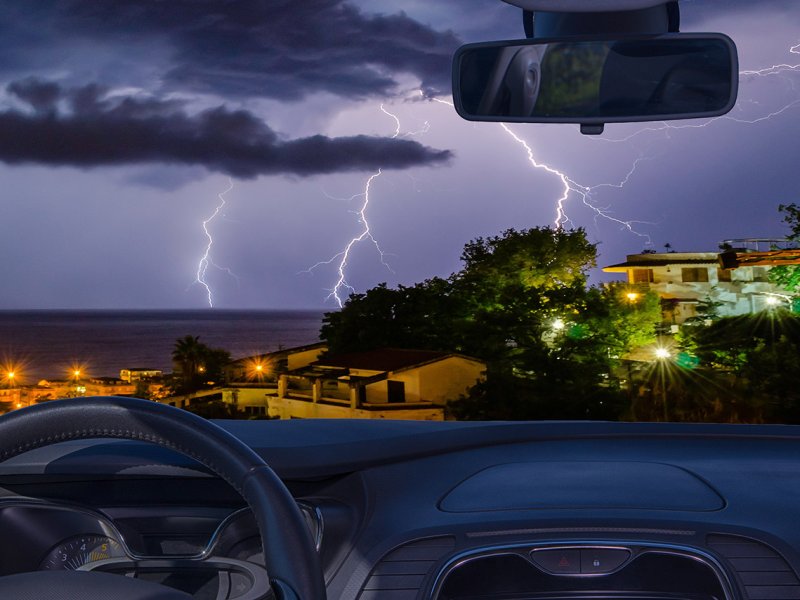 The unpredictable path of lightning (Source: © marcorubino / stock.adobe.com)