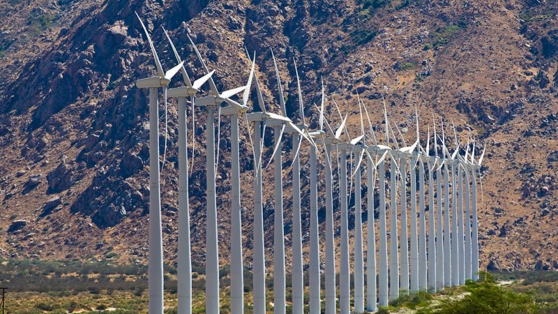 A wind farm in the foothills of a mountain range utilizes the favorable local wind conditions. (Source: © SMP / stock.adobe.com)