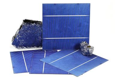 Cheaper polycrystalline photovoltaic cells are made from a material composed of small silicon crystals. (Source: © Björn Wylezich / stock.adobe.com)