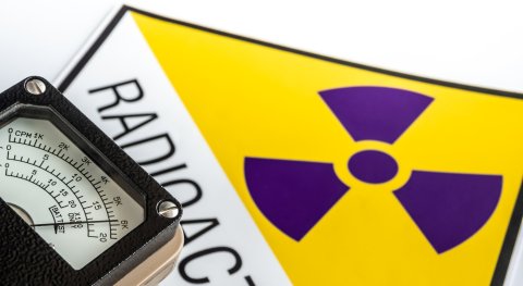 Does temperature affect the rate of radioactive decay?