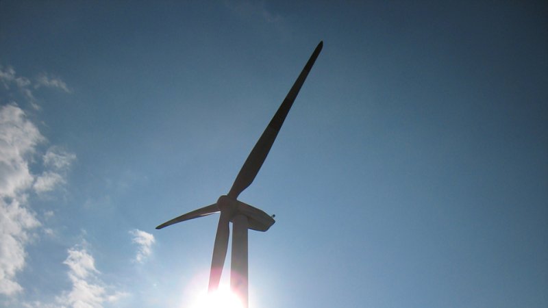 In sunny weather wind turbines create an unpleasant effect of moving shadows. (Source: © T^^F / stock.adobe.com)