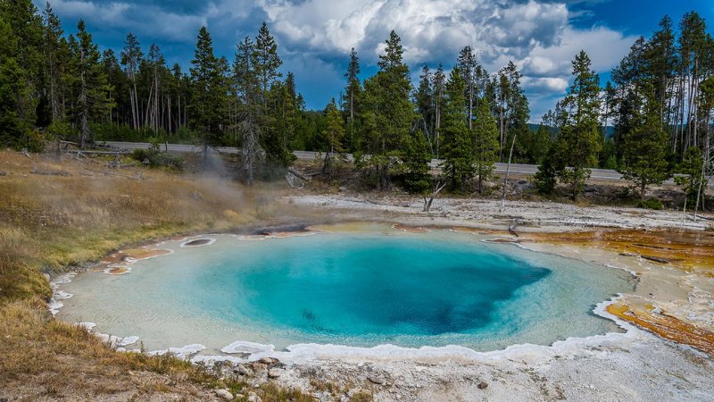 A picturesque azure lake with hot water in the oldest national park in the USA, Yellowstone. (Source: © oldmn / stock.adobe.com)