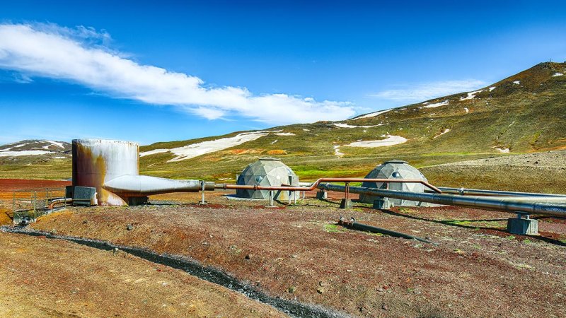 Structures for servicing and maintenance of active geothermal wells. (Source: © pilat666 / stock.adobe.com)