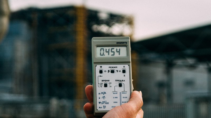 Use of handheld personal dosimeter Pripyat RKS to evaluate radiation conditions near the block 4 sarcophagus of the destroyed Chernobyl nuclear power plant in the Ukraine. (Source: © natakorennaya / stock.adobe.com)