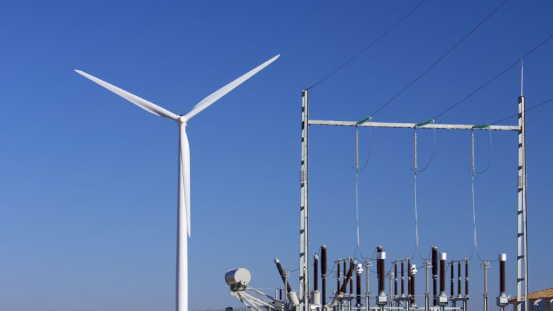 Every wind farm must have a power distribution station, which adapts the produced electricity to the parameters of the grid. (Source: © pedrosala / stock.adobe.com)