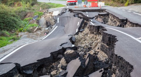 Why is it not possible to effectively predict earthquakes?