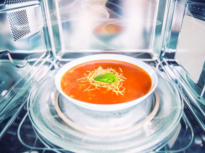 Why is my food heated in the microwave and not a plate (Source: © weyo / stock.adobe.com)