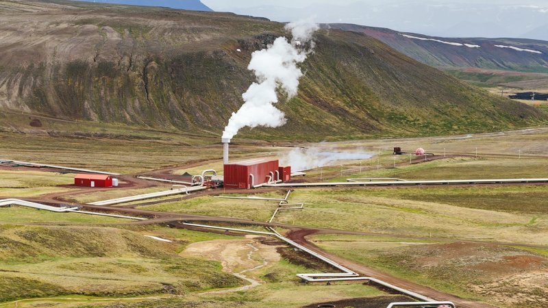 The steam powering a turbine often comes from several wells at a time (New Zealand). (Source: © Vitaliy Kaplin / stock.adobe.com)