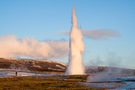 For a geyser to come into being, very specific hydrologic conditions are required, which mostly occur in volcanic regions. (Source: © VanderWolf Images / stock.adobe.com)