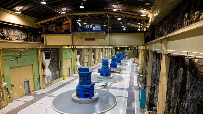 An underground hall with a row of generators powered by water turbines (New Zeeland). (Source: © 3532studio / stock.adobe.com)